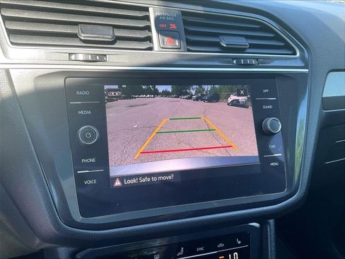 Used 2024 Volkswagen Tiguan SE w/ Panoramic Sunroof Package AWD/4WD image 19
