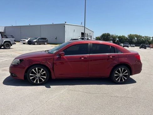 Used 2011 Chrysler 200 S FWD image 8