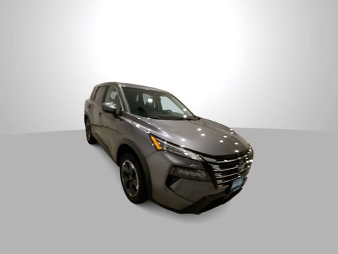Used 2024 Nissan Rogue SV image 2