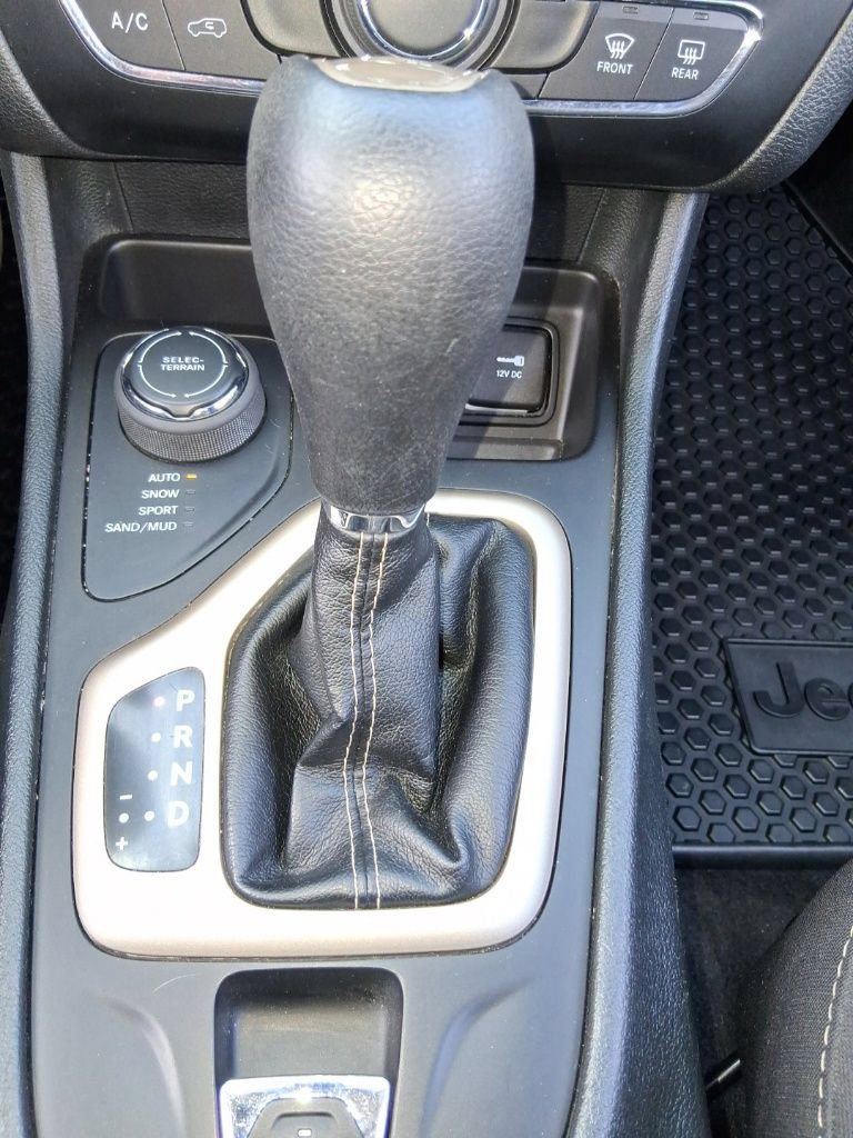 Used 2018 Jeep Cherokee Latitude w/ Cold Weather Group AWD/4WD image 22