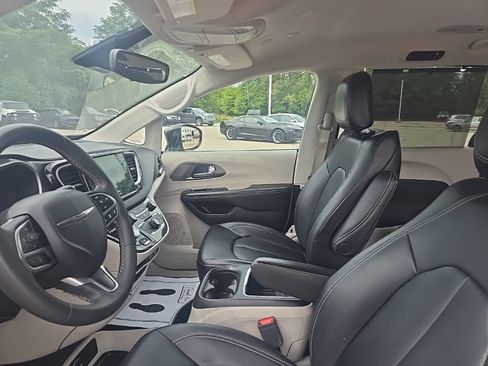 Used 2024 Chrysler Pacifica Touring-L FWD image 5