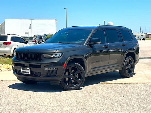 Used 2024 Jeep Grand Cherokee L Limited w/ Black Appearance Package AWD/4WD image 2
