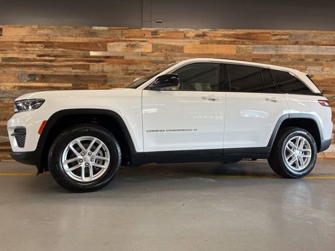 Used 2023 Jeep Grand Cherokee Laredo w/ Luxury Tech Group I AWD/4WD image 16