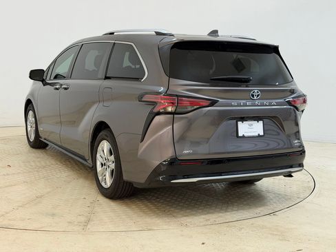 Used 2021 Toyota Sienna Limited image 3