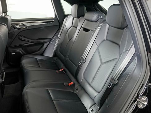 Certified 2023 Porsche Macan AWD/4WD image 36