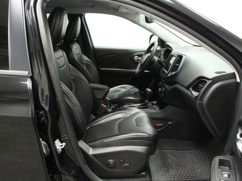 Used 2022 Jeep Cherokee Trailhawk w/ Premium Leather Package AWD/4WD image 15