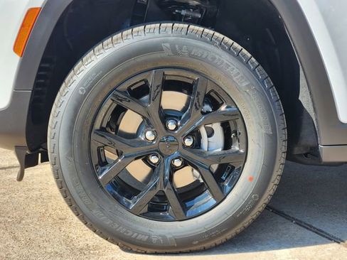 New 2025 Jeep Grand Cherokee Altitude image 7