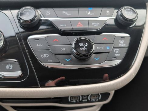 Used 2024 Chrysler Pacifica Touring-L image 32