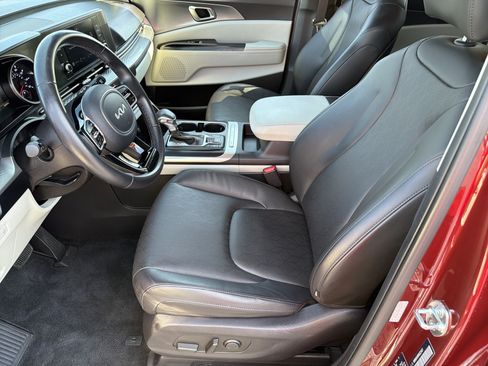 Used 2024 Kia Carnival LX FWD image 7