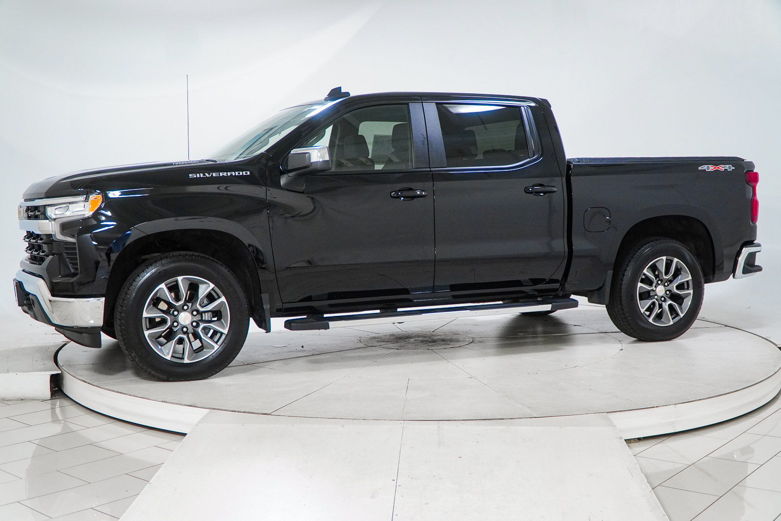 Used 2025 Chevrolet Silverado 1500 LT AWD/4WD image 4