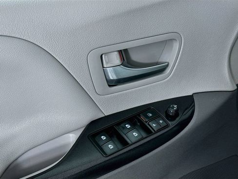 Certified 2018 Toyota Sienna LE FWD image 18