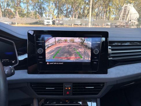 Used 2025 Volkswagen Jetta SE image 17