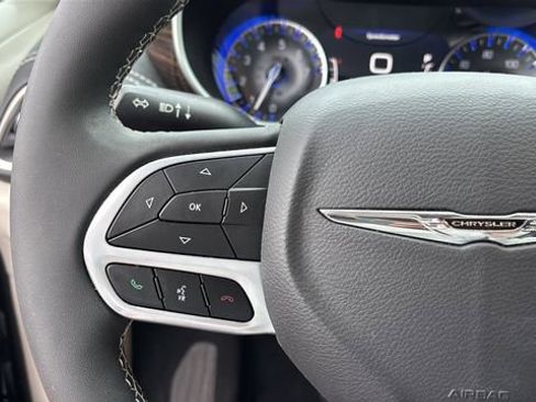 Used 2023 Chrysler Pacifica Limited image 20