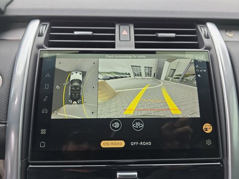 Certified 2025 Land Rover Discovery Dynamic SE image 29