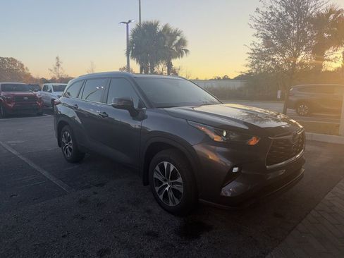 Used 2024 Toyota Highlander XLE image 5