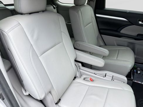 Used 2018 Toyota Highlander XLE AWD/4WD image 30