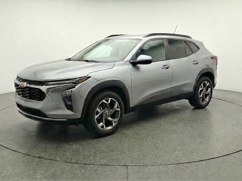 Used 2025 Chevrolet Trax LT image 3