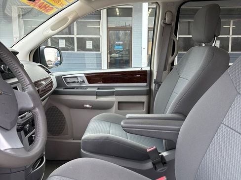 Used 2010 Chrysler Town & Country Touring image 9