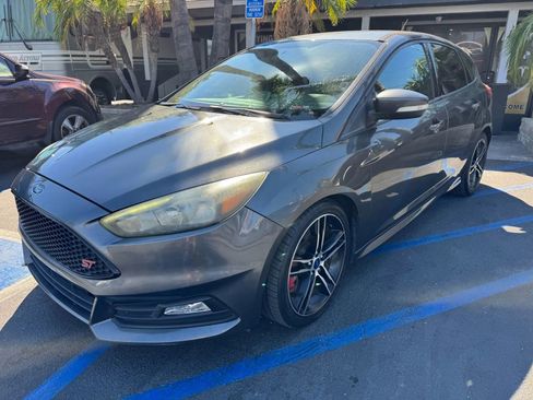 Used 2017 Ford Focus ST image 3