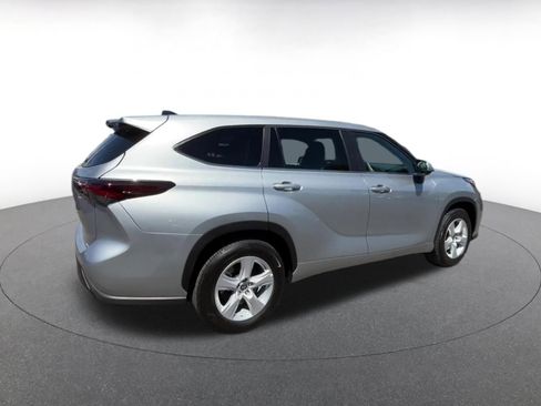 Used 2025 Toyota Highlander LE FWD image 15