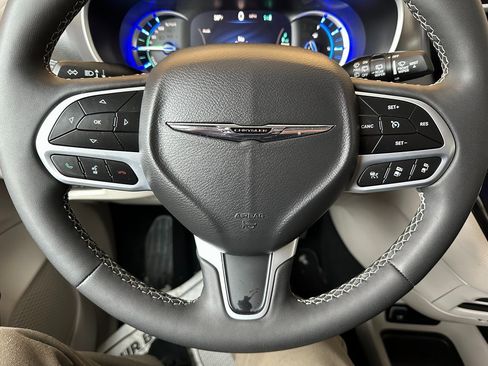 Certified 2023 Chrysler Pacifica Touring-L image 3