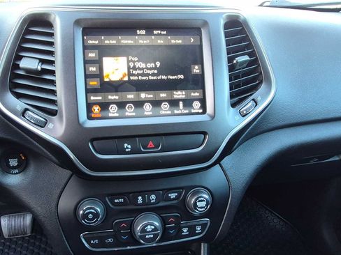 Used 2019 Jeep Cherokee Trailhawk AWD/4WD image 25