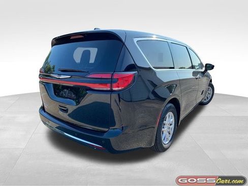Certified 2024 Chrysler Pacifica Touring-L FWD image 3