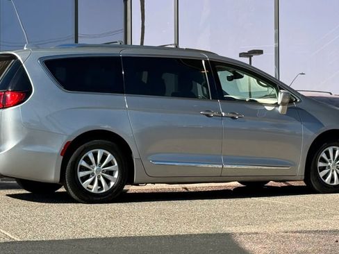 Used 2019 Chrysler Pacifica Touring-L image 13
