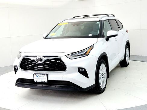 Used 2023 Toyota Highlander Limited image 2