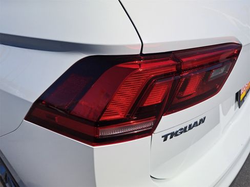 Used 2020 Volkswagen Tiguan S image 31
