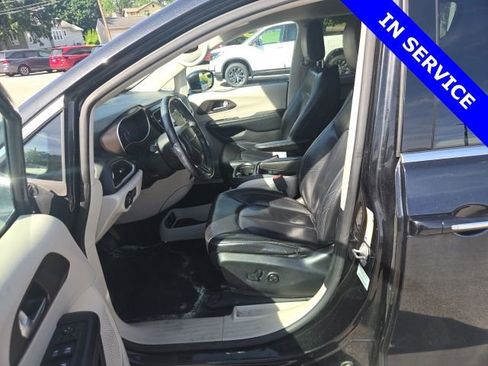 Used 2017 Chrysler Pacifica Touring-L FWD image 7