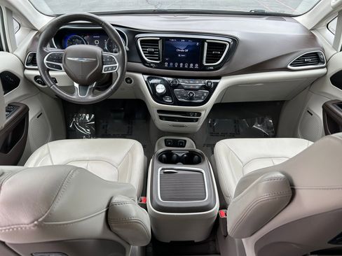 Used 2020 Chrysler Pacifica Touring-L Plus w/ Tire & Wheel Group image 24