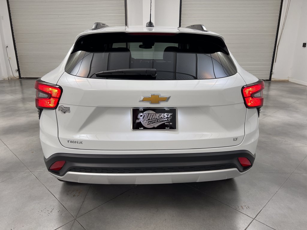 Used 2025 Chevrolet Trax LT FWD image 8