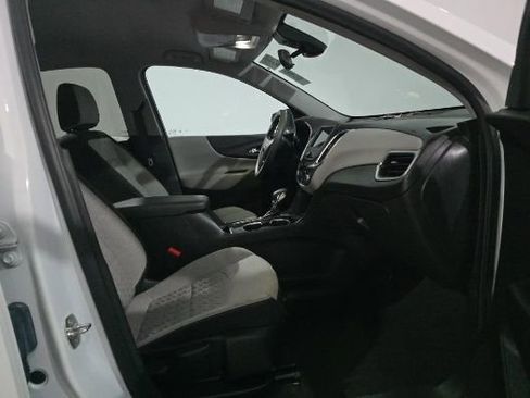 Used 2022 Chevrolet Equinox LS w/ LS Convenience Package image 4