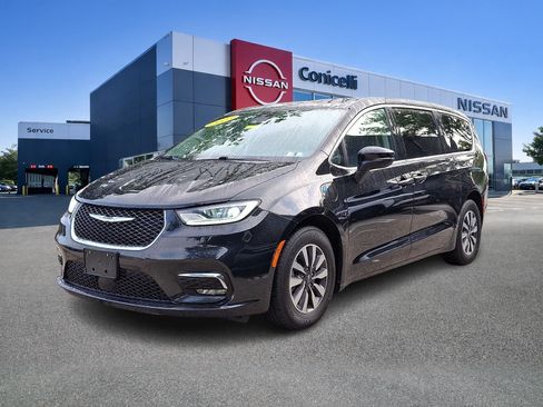 Used 2023 Chrysler Pacifica Touring-L FWD image 3