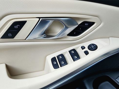 Used 2025 BMW 330i xDrive Sedan w/ Convenience Package image 29