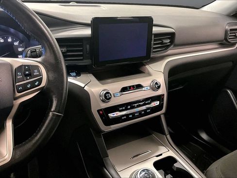 Used 2021 Ford Explorer XLT AWD/4WD image 9