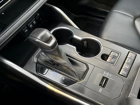 Used 2021 Toyota Highlander XLE image 25