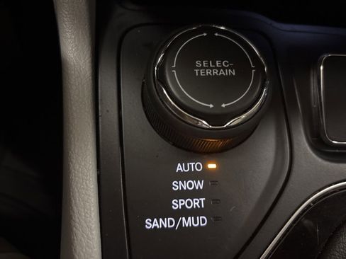 Used 2019 Jeep Cherokee Limited w/ Trailer Tow Group AWD/4WD image 13