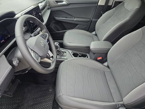 New 2026 Volkswagen Taos SE FWD image 11