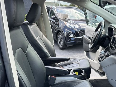 Used 2019 Chrysler Pacifica Touring-L FWD image 48