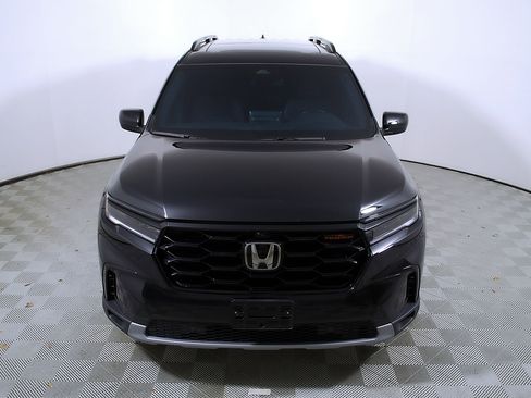 Used 2025 Honda Pilot TrailSport image 4