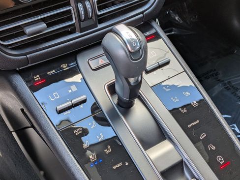 Certified 2025 Porsche Macan AWD/4WD image 22