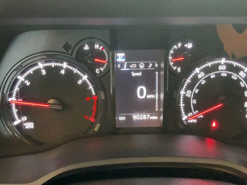 Used 2021 Toyota 4Runner SR5 Premium w/ Moonroof Package AWD/4WD image 10