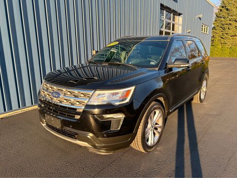 Used 2018 Ford Explorer XLT w/ Equipment Group 202A image 2