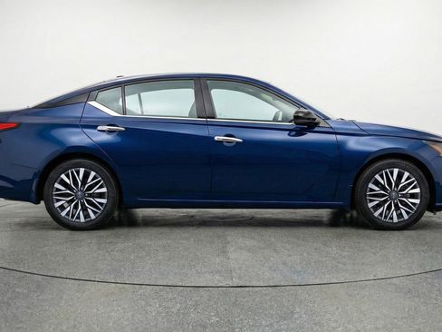 Used 2025 Nissan Altima 2.5 SV image 11