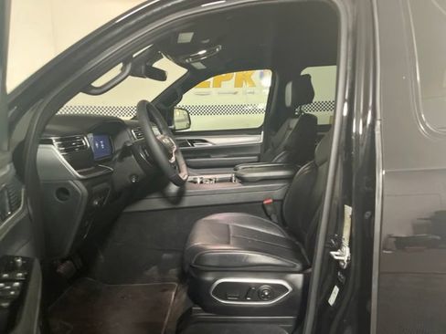 Used 2025 Jeep Wagoneer L Series II w/ 8-pass Seating Package AWD/4WD image 10