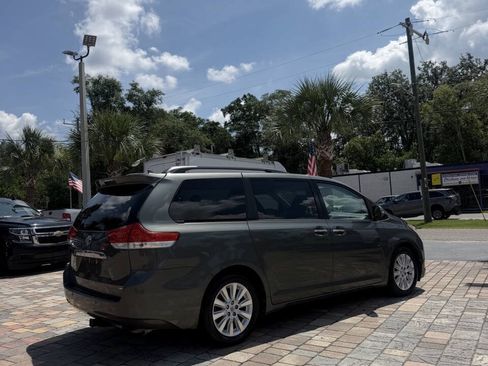 Used 2014 Toyota Sienna Limited w/ Limited Premium Package FWD image 5