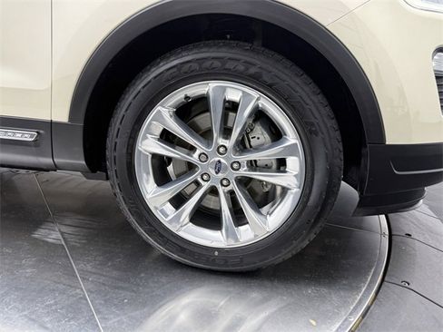 Used 2018 Ford Explorer XLT w/ Equipment Group 202A image 9