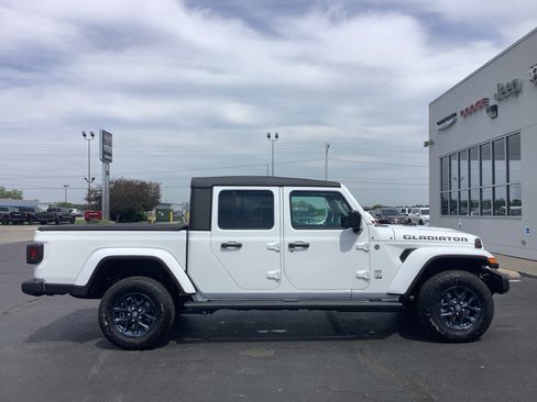 New 2026 Jeep Gladiator Sport AWD/4WD image 4